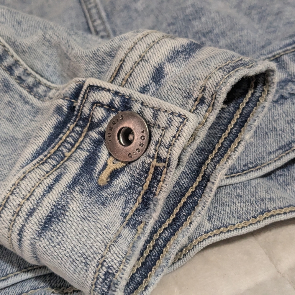 Torrid Deconstructed Trucker Denim Jacket Light Wash Distressed Size 2  18/20(5) - Picture 8 of 16